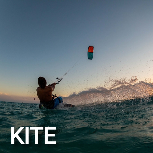 Deportista de kitesurf practicando kite con una rodillera Donjoy Armor